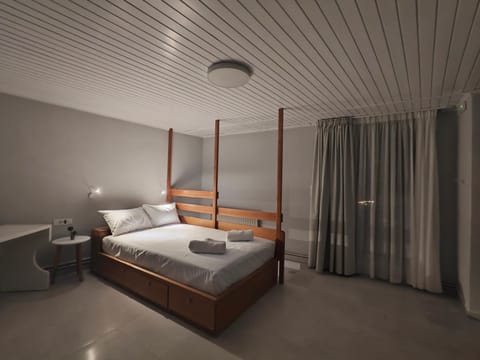 Bed, Bathroom, Photo of the whole room, Bedroom, towels