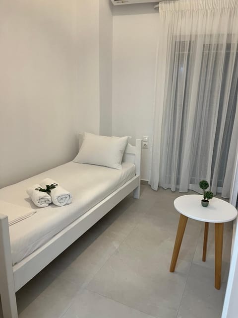 Bed, Living room, Photo of the whole room, Seating area, Bedroom