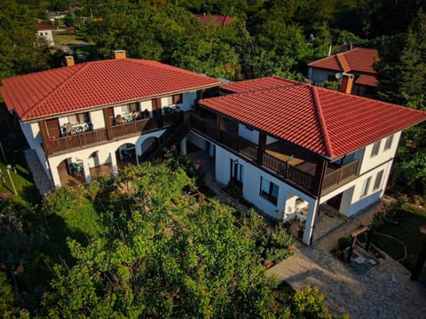Property building, Patio, Day, acessibility