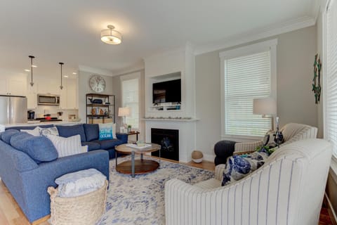 Communal lounge/ TV room, TV and multimedia, Living room, Seating area, Evening entertainment, fireplace