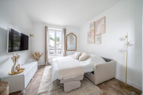 Bed, TV and multimedia, Living room, Decorative detail, Seating area