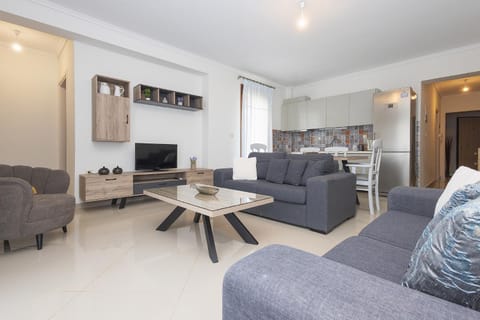 TV and multimedia, Kitchen or kitchenette, Living room, Seating area, Dining area