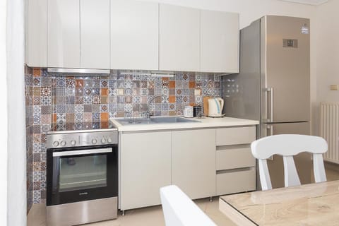 Kitchen or kitchenette, Dining area, oven, stove