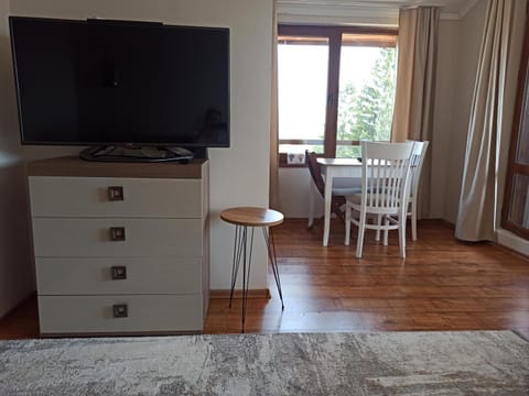 Communal lounge/ TV room, TV and multimedia, Living room, Seating area, Dining area, Evening entertainment