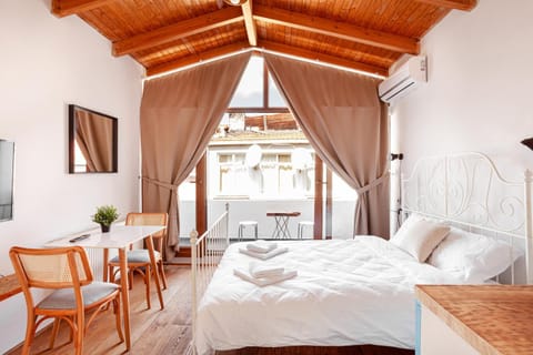 Bed, Photo of the whole room, Seating area, Dining area, Bedroom, towels, air conditioner