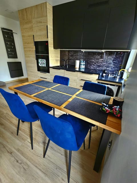 Kitchen or kitchenette, microwave, kitchen