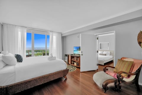 Tropical Paradise Spacious 3 bedroom Apartment hotel in Coconut Grove