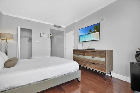 Tropical Paradise Spacious 3 bedroom Apartment hotel in Coconut Grove