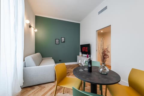 TV and multimedia, Living room, Seating area, Dining area