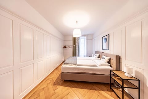 Photo of the whole room, Bedroom, Family, towels