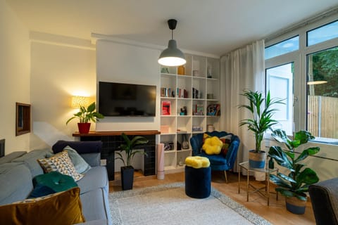 Communal lounge/ TV room, Living room, Seating area, Evening entertainment