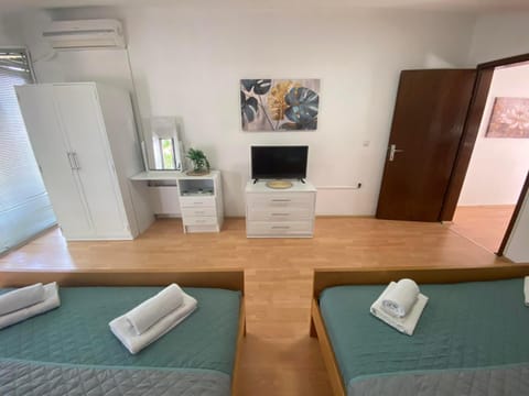 Bed, Bedroom, wardrobe, air conditioner