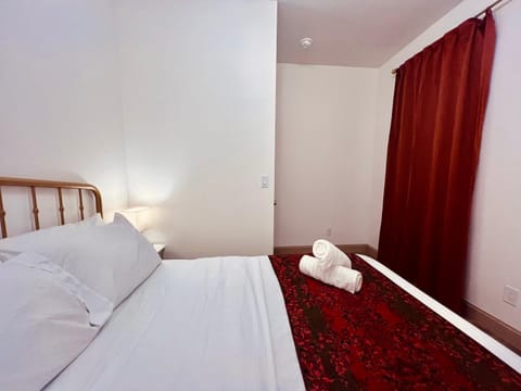 NEW! Casino Close Comfort walk to the falls Apartment in Niagara Falls