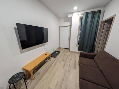 NEW! Casino Close Comfort walk to the falls Apartment in Niagara Falls