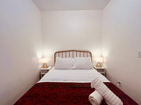 NEW! Casino Close Comfort walk to the falls Apartment in Niagara Falls