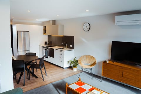 TV and multimedia, Kitchen or kitchenette, Living room, Seating area, Dining area, Evening entertainment, oven, air conditioner