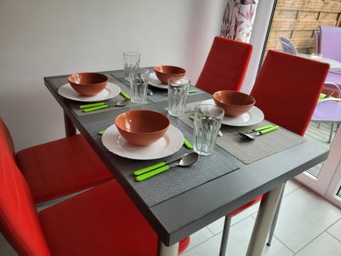 Living room, Food and drinks, Dining area, Food