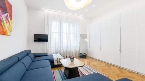 TV and multimedia, Living room, Seating area, Evening entertainment