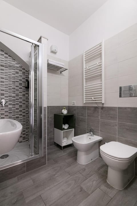 Shower, Toilet, Bathroom, bidet, towels