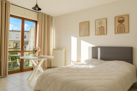 Bed, Balcony/Terrace, Seating area, Bedroom