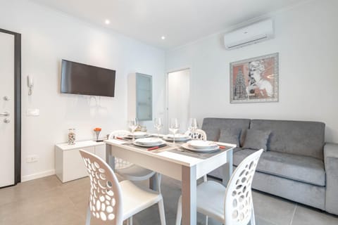 TV and multimedia, Living room, Seating area, Dining area, air conditioner