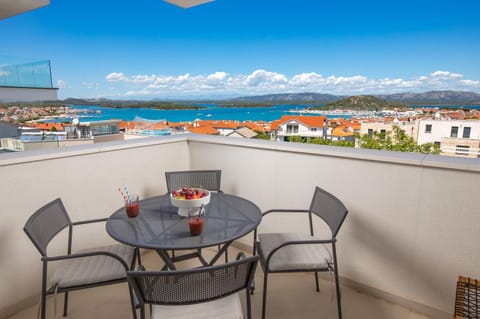 Balcony/Terrace, Seating area, City view, Mountain view, Sea view