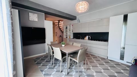 Kitchen or kitchenette, Living room, Seating area, Dining area