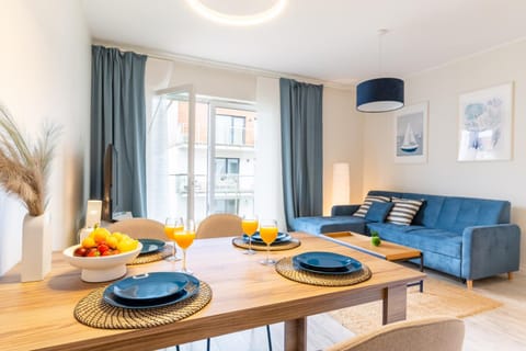 Living room, Food and drinks, Dining area