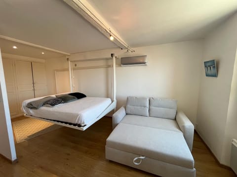 Day, Photo of the whole room, Bedroom