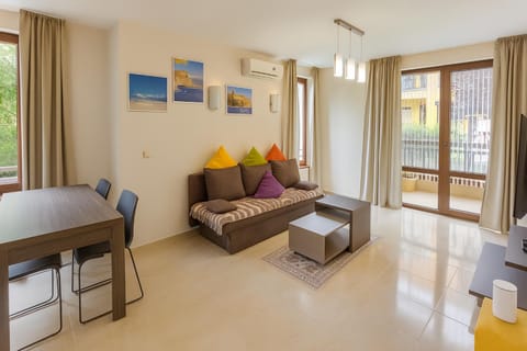 Living room, Dining area, air conditioner