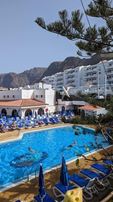 Restaurant/places to eat, Mountain view, Pool view, Swimming pool, Breakfast, sunbed