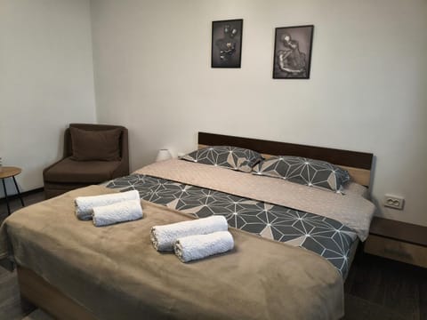 Bed, Bedroom, towels