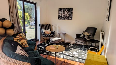 Secluded Spacious 3 bed Detached Home with Amazing Bars Coffee Restaurants and Park Walks on the Doorstep House in Leeds