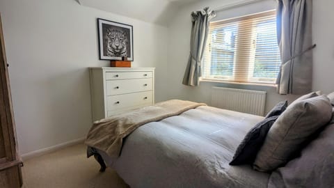 Secluded Spacious 3 bed Detached Home with Amazing Bars Coffee Restaurants and Park Walks on the Doorstep House in Leeds