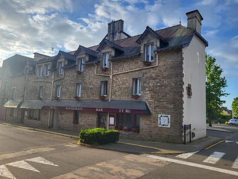 Property building, Restaurant/places to eat, Neighbourhood, Landmark view, Street view, Parking
