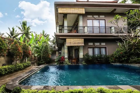Property building, Pool view, Swimming pool, sunbed