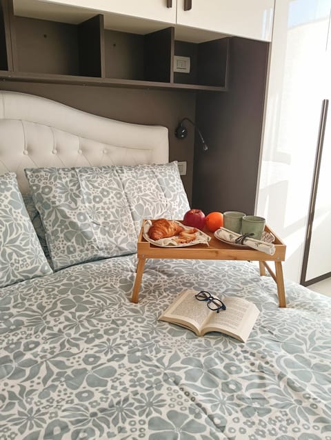 Bed, Food and drinks, Photo of the whole room, Bedroom, Food