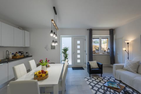 Kitchen or kitchenette, Living room, Seating area, Dining area