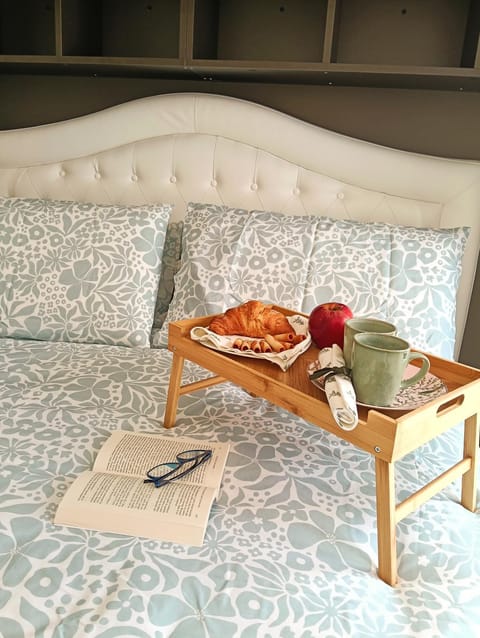 Bed, Photo of the whole room, Bedroom, Breakfast