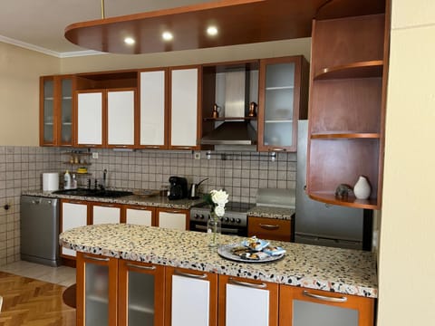 Kitchen or kitchenette, minibar