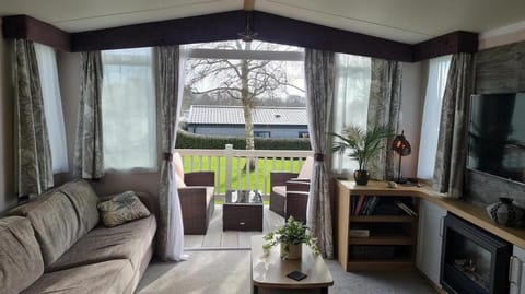 Garden, TV and multimedia, Living room, Seating area, Garden view