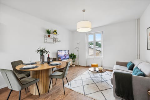 TV and multimedia, View (from property/room), Living room, Seating area, furniture