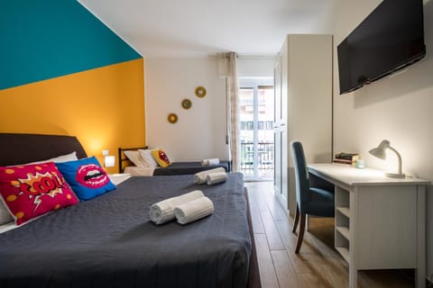 Bed, TV and multimedia, Balcony/Terrace, Balcony/Terrace, Seating area, Bedroom, towels, towels, wardrobe