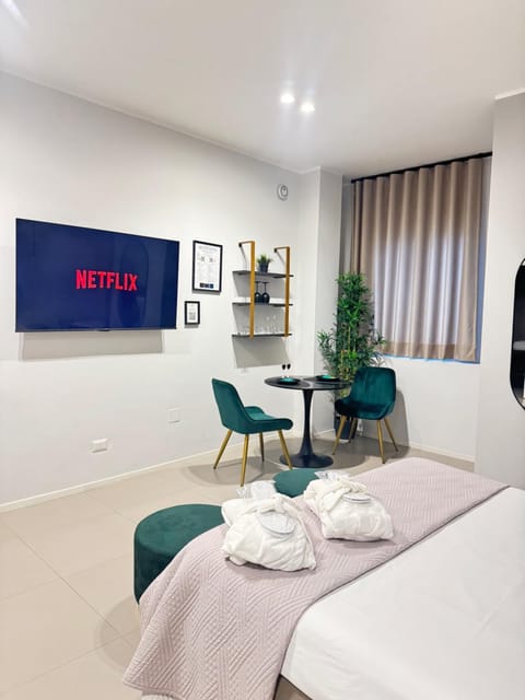 Bed, TV and multimedia, Photo of the whole room, Bedroom, towels
