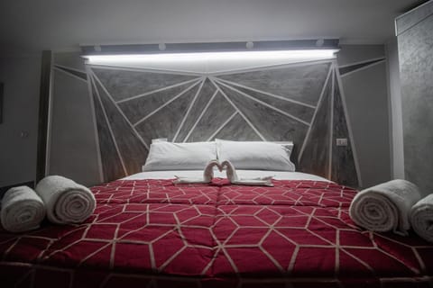 Bed, Bedroom, towels