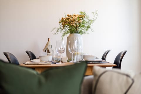 Restaurant/places to eat, View (from property/room), Living room, Seating area, Dining area, Sunset, Quiet street view, towels, towels