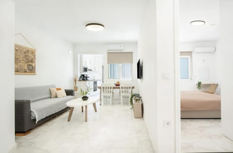 Bed, TV and multimedia, Living room, Photo of the whole room, Seating area, Dining area, Bedroom, air conditioner