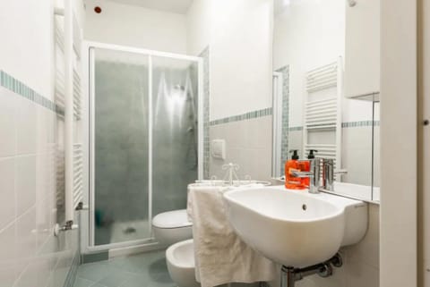 Shower, Toilet, Bathroom, bidet, towels