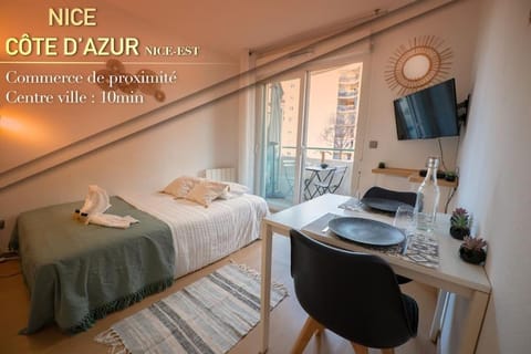 Bed, TV and multimedia, Bedroom, towels
