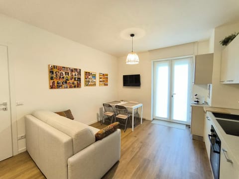 TV and multimedia, Kitchen or kitchenette, Living room, Seating area, Dining area